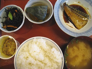 鯖煮付け、南京、ひじき、納豆、めし中、味噌汁